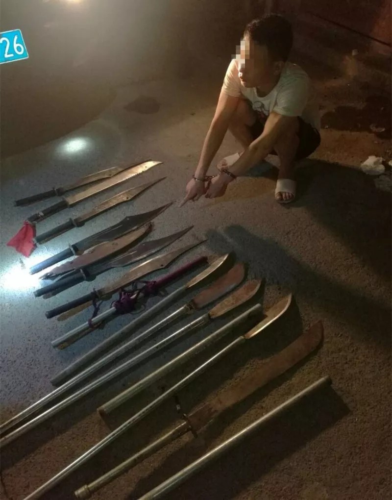 一个人带11把刀,你想干啥?黑老大上演古惑仔之重出江湖吗?