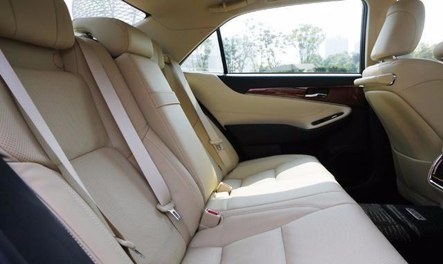 26万的皇冠比奔驰C级高一个级别, 内饰吊打宝马3系!