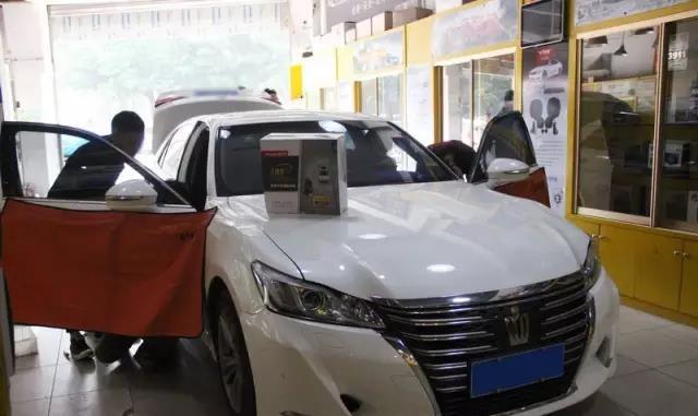 改装实例：丰田皇冠加装360度全景行车记录仪