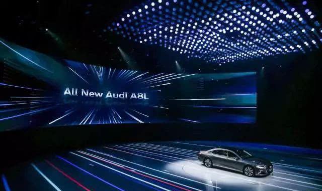 为了给奥迪A8L造势，奥迪用500架无人机搞了场超酷的灯光秀