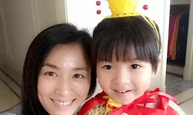 酒窝美女为了当妈做了9次人工受孕，如今女儿长大，却美貌失传？