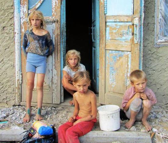 欧洲最不发达国家的农村, 坑洼的土路还遍地都