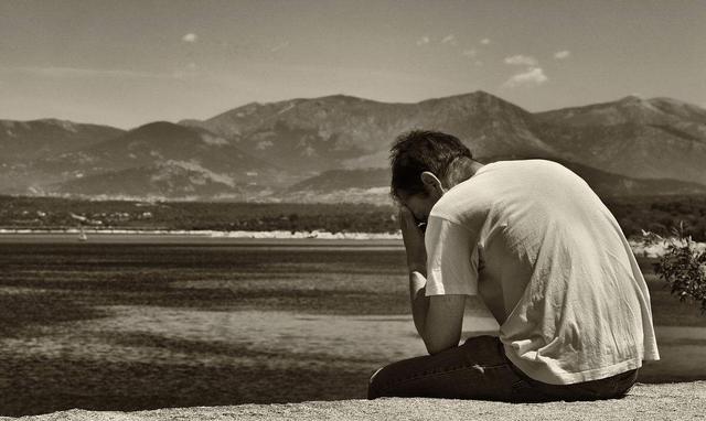 被房子压的嚎啕大哭的男人