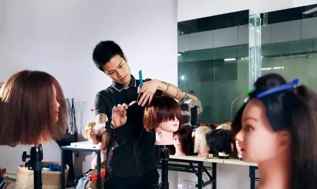 曾经的杀马特创始人 最红时粉丝5000万 现在做发型师