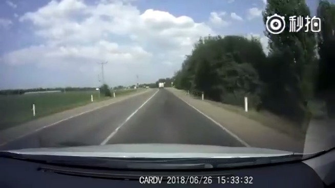 交通安全  占用对向车道超车，一定要确认对向没有车再超，在弯道的时候视野...