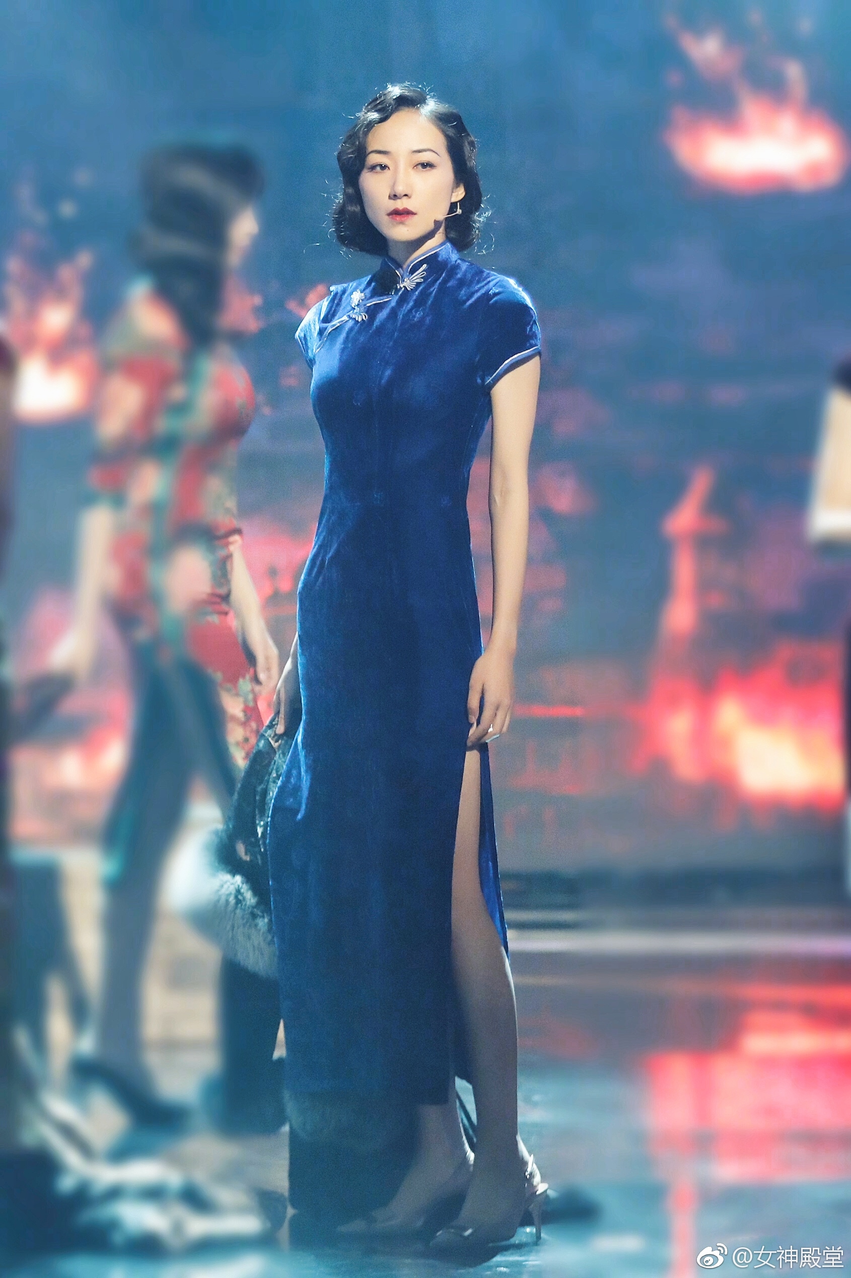 韩雪旗袍抓拍，特别有古典气质，穿上旗袍的韩雪非常迷人。