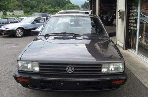 路边停了一辆大众桑塔纳，打开车门后大家才知道这车值上百万