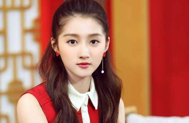 杨紫母女关晓彤母女现身机场照,网友:一个是女