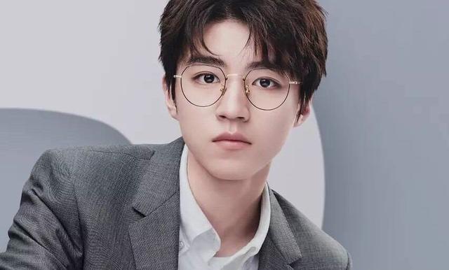 明星戴眼镜:迪丽热巴惊艳众人,易烊千玺撩人,王