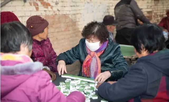 清明赏花的宜宾嬢嬢些，你们妖娆的纱巾美到我了！