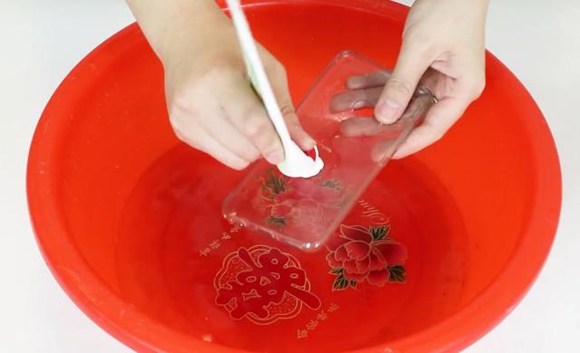 手机壳发黄别着急丢了,简单教你2招,黄渍轻松