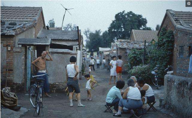 80年代中国夏天老照片,人们都在房子外面光着膀子乘凉 来源大鱼号