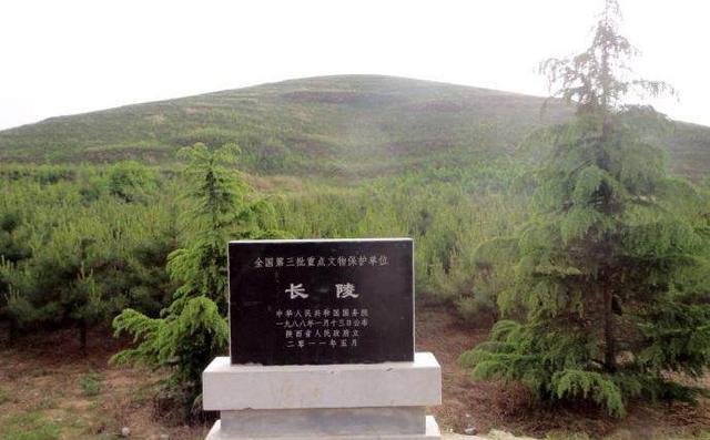 刘邦项羽墓地对比: 一座雄壮千里倚山傍水, 一座杂草丛生无人看守