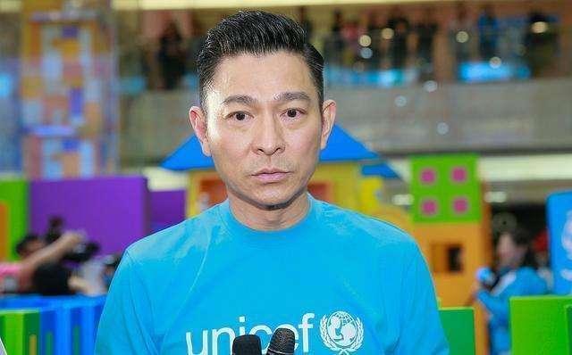 近60岁刘德华现身，侧面正面判若两人，网友: 果然没有打针