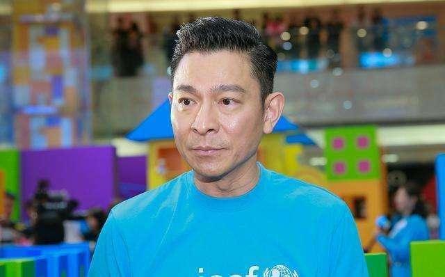 近60岁刘德华现身，侧面正面判若两人，网友: 果然没有打针