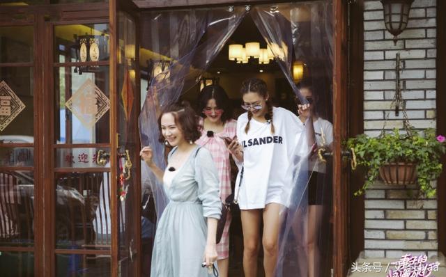 应采儿《妻子的浪漫旅行》私服,T恤麻花辫,犹