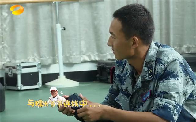 杨幂深夜连线小糯米,流露思念之情,谁注意到班长王威的表情?