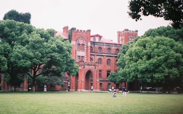 教授诱奸女生被开除,3年后竟当上图书馆员,大