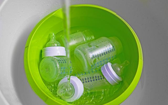 宝宝的奶瓶如果消毒不好,就可能诱发幼儿急性