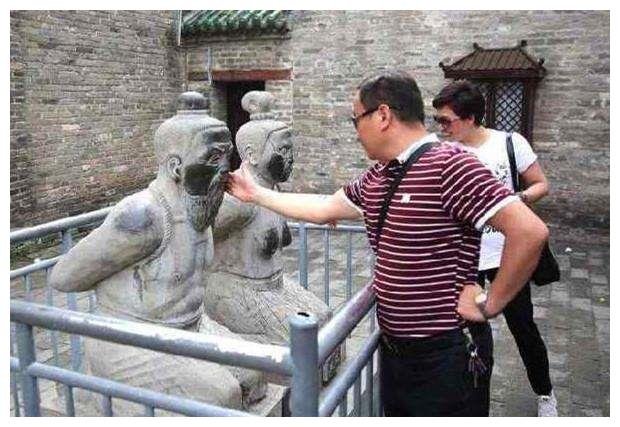 岳飞墓前，秦桧跪像脸被扇掉漆，秦桧后人：跪800年了还不够？