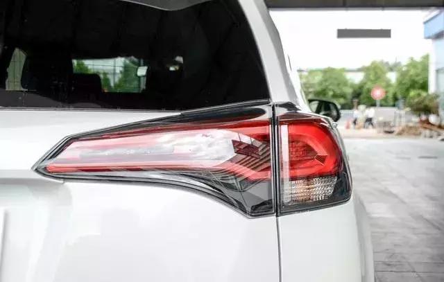 丰田都没有想到,RAV4销量大跌51%,新款上市