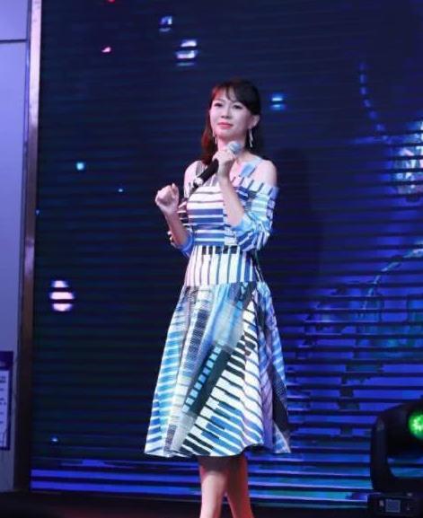37岁童歌皇后卓依婷近照曝光似足少女4岁女儿颜值超高