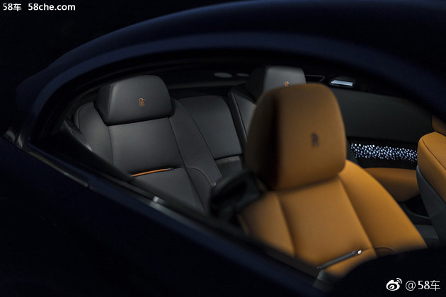 劳斯莱斯“魅影流光掠影典藏版”新车不仅首次启用了流星式星光顶饰