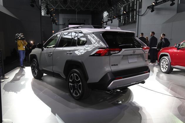 丰田终于良心发现, 新车改款再降8万, 14万配四驱, 还买啥途观L