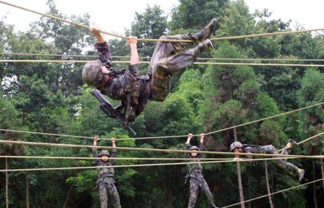 中国40年不打仗,老外质疑解放军战力,这一幕让