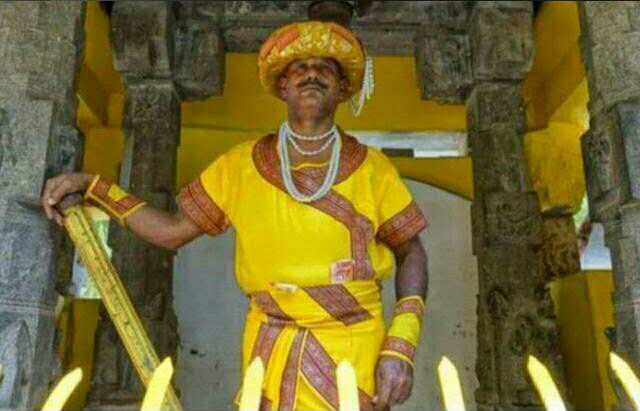 印度男子连续站立30年纹丝不动,称谁能让他动