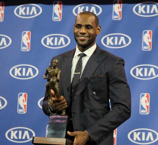轰动联盟! 詹姆斯当选2017-2018常规赛MVP, 