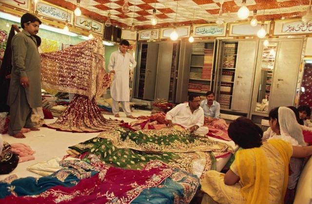 中国大妈到巴基斯坦旅游,淘了5张毛毯,付款时:大妈们愣住了