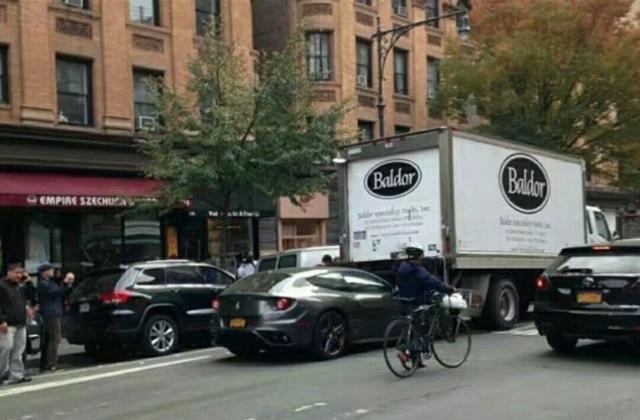 法拉利钻进货车底座！货车司机赔惨了！