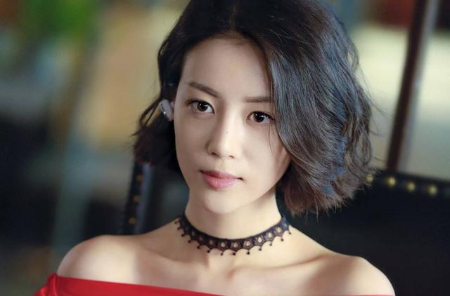 剪了短发的李溪芮衣品开挂了!街拍照美的跟大