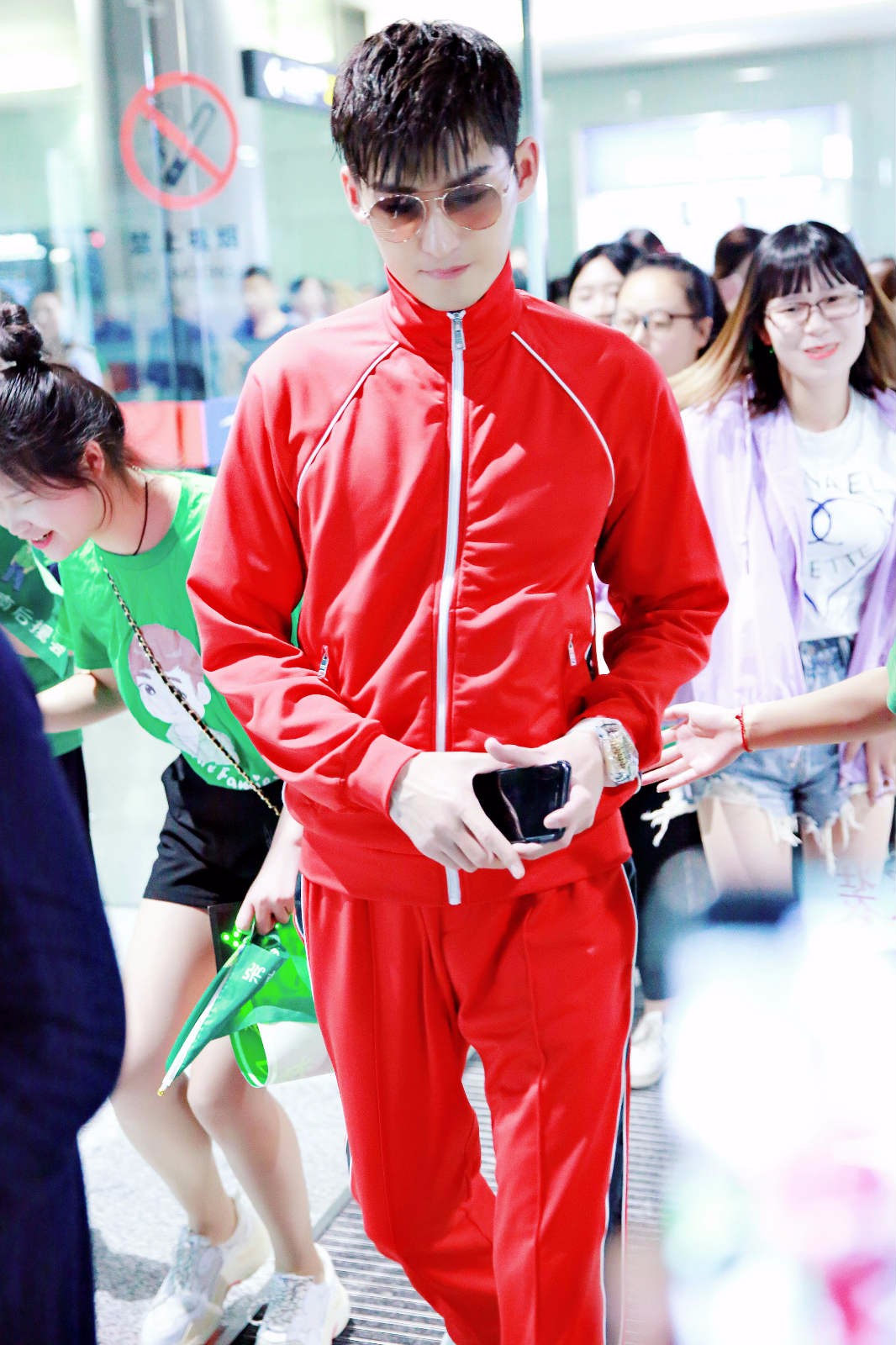 张翰现身机场 与最小粉丝亲切互动