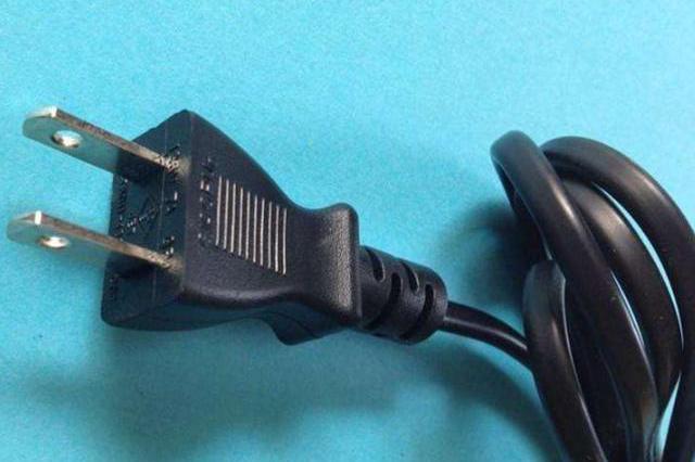 为什么日本的插头都有2个小孔?听老师傅说完,后悔知道