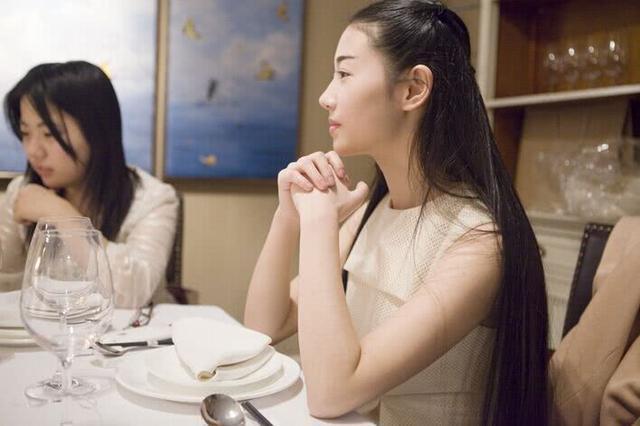 有个女同事总是叫我请客吃饭 不叫别人 她要搞哪样 职业女同事请客