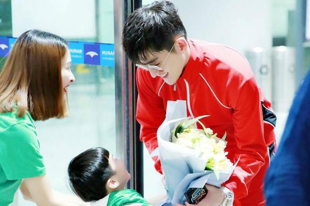 张翰启程录快本,一身红衣风风火火,十年真爱粉