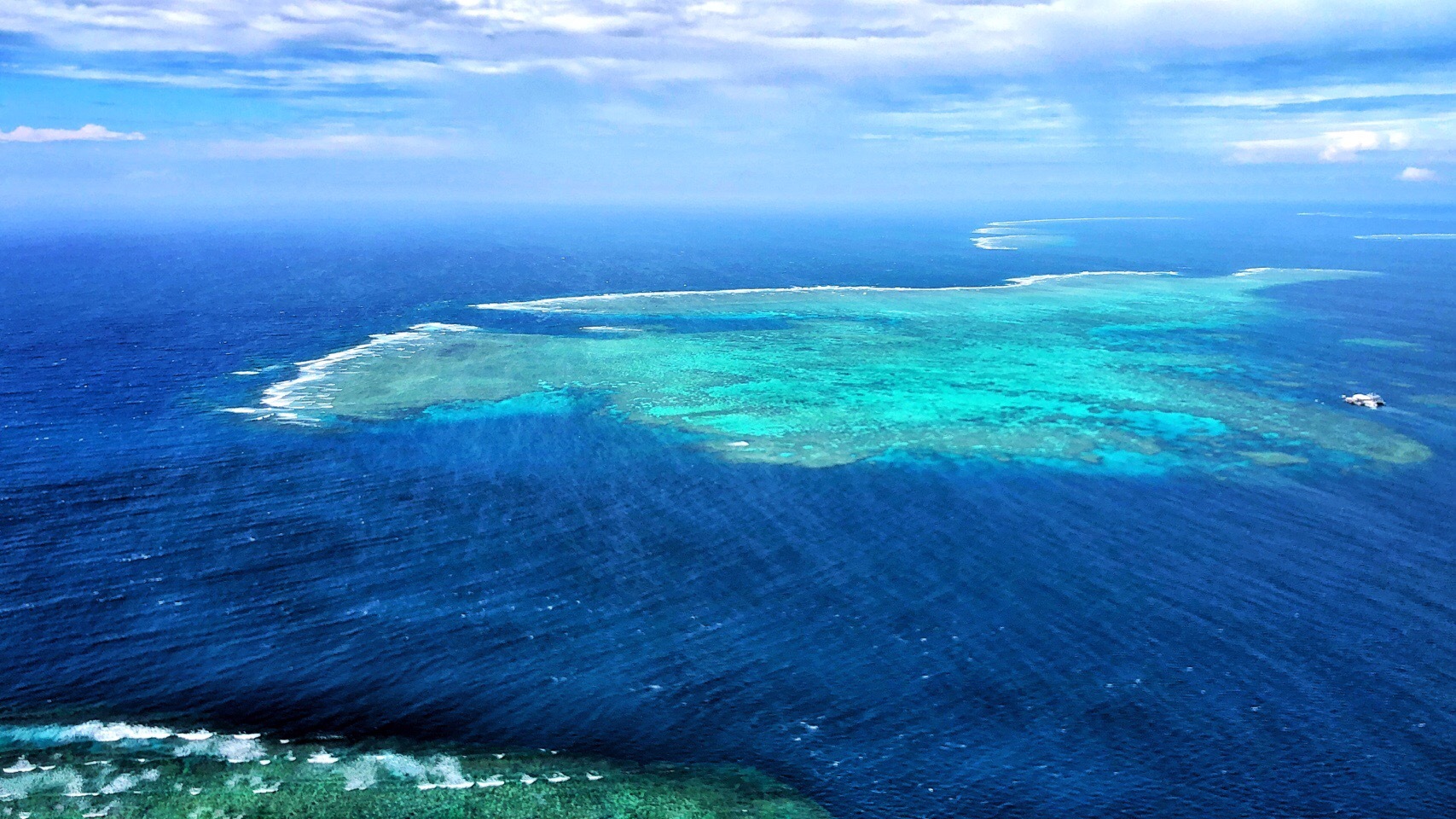 大堡礁是一个很大的范围,最出名的地点就是凯恩斯和圣灵群岛