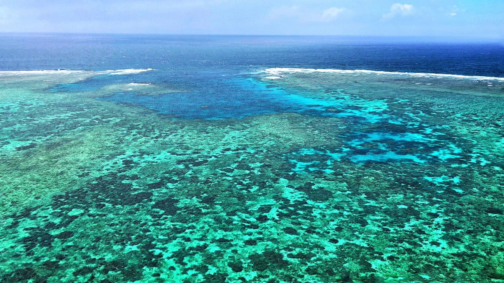 大堡礁是一个很大的范围,最出名的地点就是凯恩斯和圣灵群岛