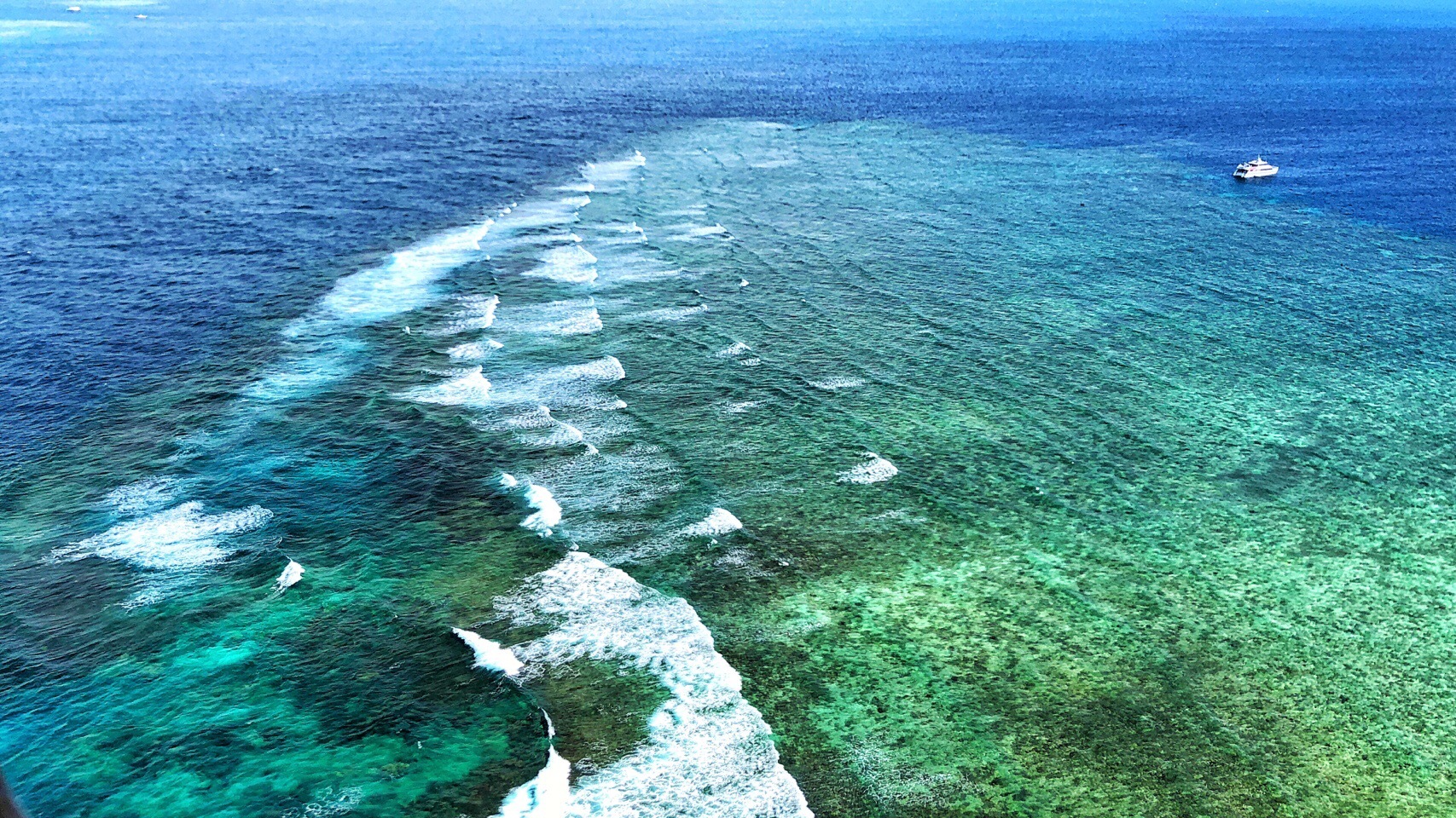 大堡礁是一个很大的范围,最出名的地点就是凯恩斯和圣灵群岛