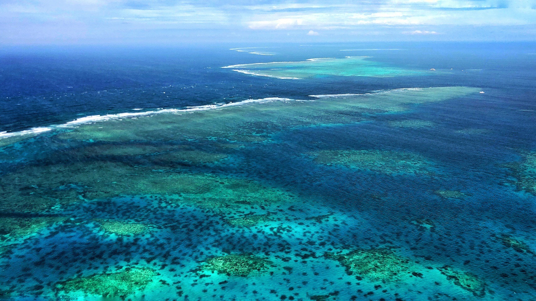大堡礁是一个很大的范围,最出名的地点就是凯恩斯和圣灵群岛