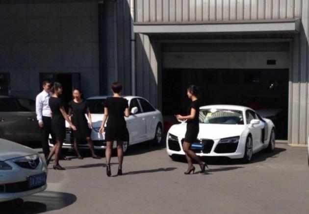 网友称: “车主买的放心, 售车小姐卖的得开心”, 车友买奥迪R8