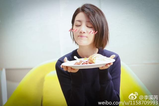 剪了短发的李溪芮衣品开挂了!街拍照美的跟大