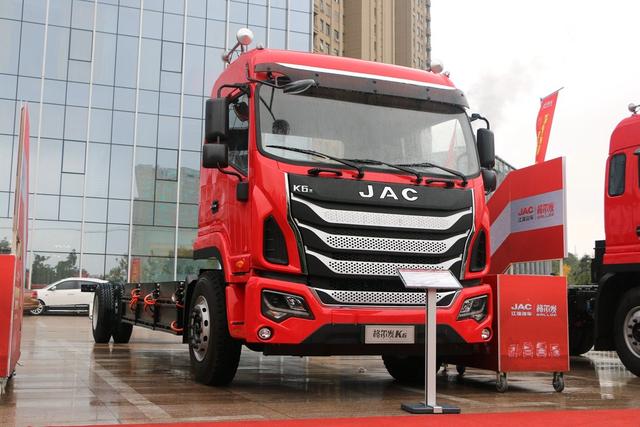 这是一台9米6大单桥电动载货车，配12组电池能跑300公里