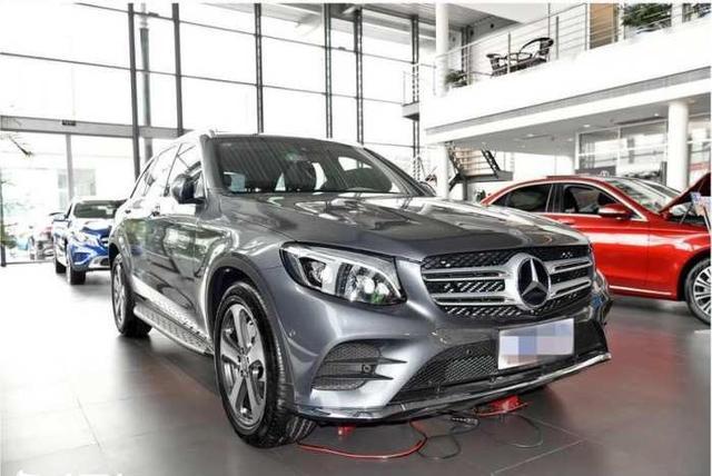 10万块顶级改装 50万奔驰秒变百万AMG 网友：贴车标完美