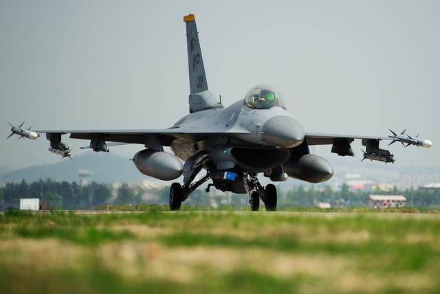 短小精悍,设计精湛-简单解析F-16战斗机!