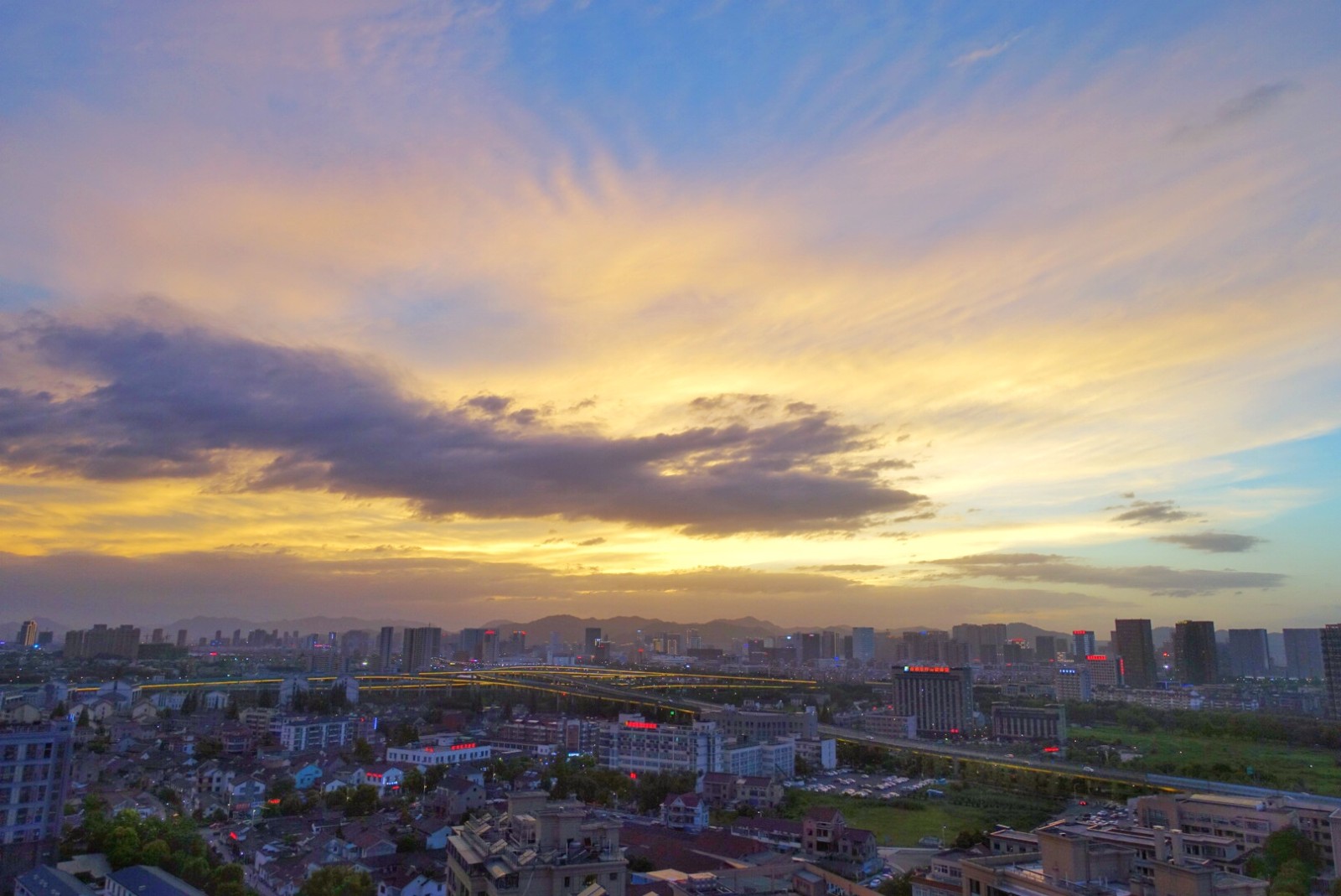 2018年 杭州的第一个台风天楼顶等云彩