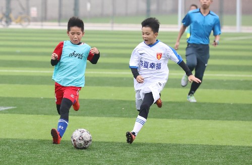 中国孩子踢足球跟巴西孩子踢足球的差距。