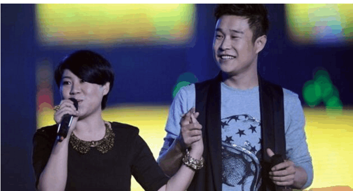 小沈阳全家福近照: 糟糠妻贤惠旺夫, 女儿长发美得认不出